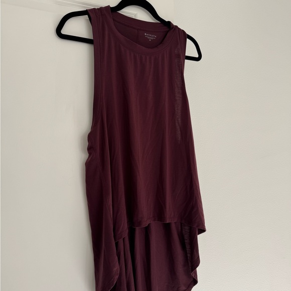 Athleta Essence women high low hem burgundy colored athletic tank top MEDIUM - Picture 3 of 6